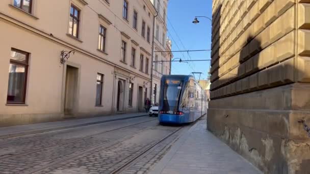 ポーランド マロポルスカ 2022年3月 晴れた日に近くの救急車で旧クラクフの狭い石畳の通りを通過します — ストック動画