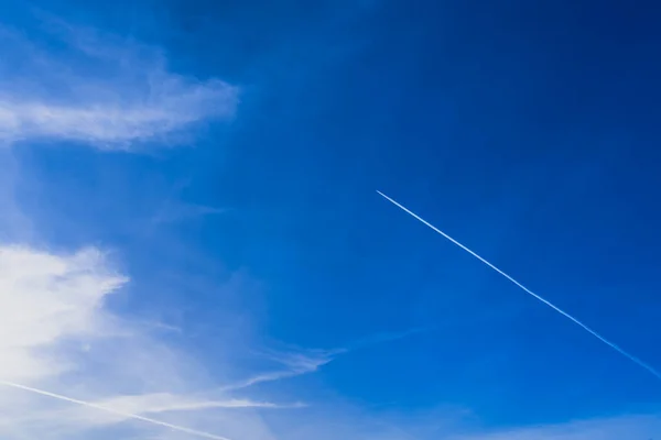 Diagonal Vit Jet Trail Den Blå Himlen Med Ljusa Vita — Stockfoto