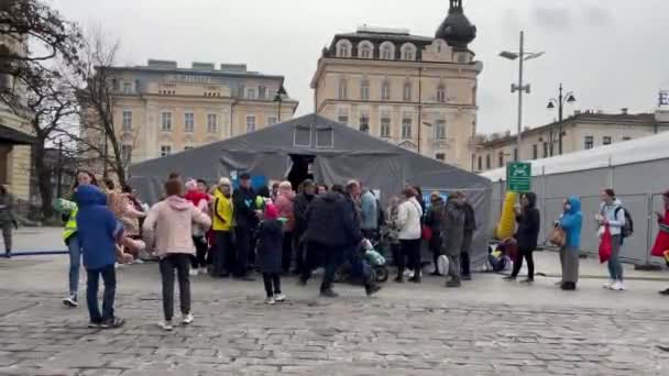 Krakow Polska Marzec 2022 Tymczasowy Punkt Dostarczania Uchodźcom Ukrainy Odzieży — Wideo stockowe