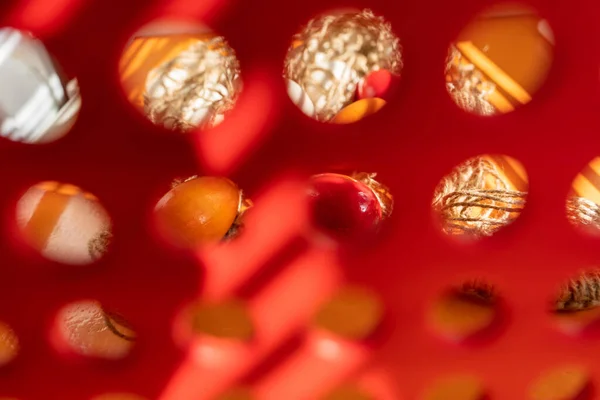 Oranje Rode Paaseieren Draden Van Natuurlijk Materiaal Zijn Zichtbaar Door — Stockfoto