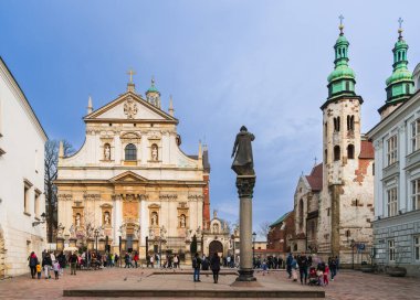 Polonya, Krakow, Mart 2022: Aziz Peter ve Paul Kilisesi yakınlarındaki turistler ve Krakow 'daki St. Andrew Kilisesi