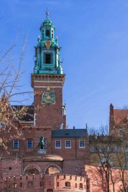 Wawel Kraliyet Kalesi Krakow, Polonya 'da güneşli bir günde mavi gökyüzüne karşı