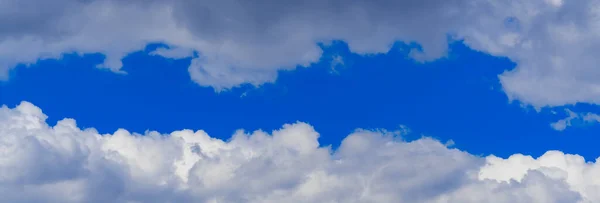 Rand Blå Himmel Mellan Vita Cumulus Moln Abstrakt Bakgrund — Stockfoto