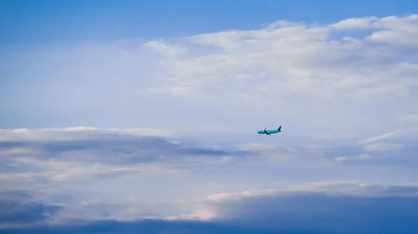 Flygplan Flyger Den Molniga Himlen — Stockfoto