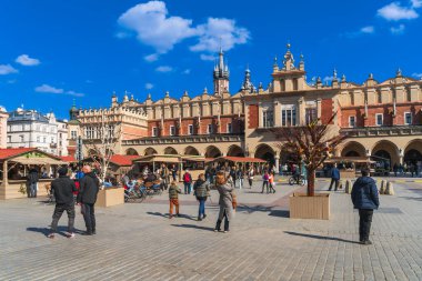 Krakow, Polonya, Nisan 2022: Güneşli bir günde eski Krakow 'un merkezinde geleneksel Paskalya Fuarı