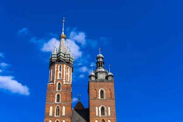 Две Базилики Главной Рыночной Площади Кракова Солнечный День Голубым Небом — стоковое фото
