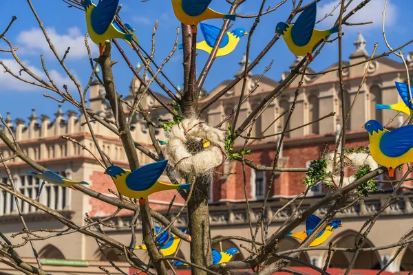 Árbol Pascua Decoración Aire Libre Con Coloridos Pájaros Madera Centro —  Fotos de Stock