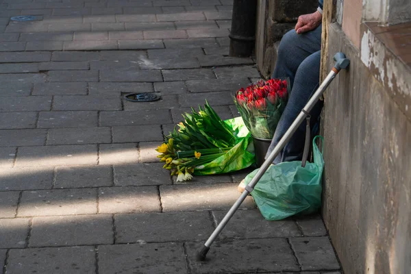 Alter Mann Mit Metallrohr Auf Alter Straße Verkauft Tulpen Lichtstrahlen — Stockfoto