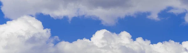 Rand Blå Himmel Mellan Vita Cumulus Moln Abstrakt Bakgrund — Stockfoto