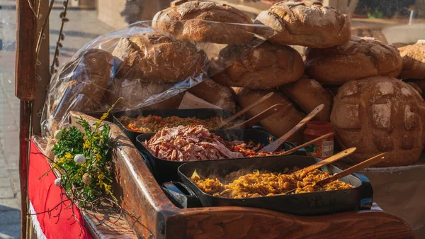 Doğal geleneksel sokak yemekleri, yemek, et, tezgah, ızgara, açık hava barbekü, Polonya 'nın Krakow kentindeki Eski Şehir
