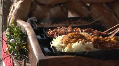 Sıcak geleneksel Polonya yemekleri vejetaryenler için ve Easter Fair in Krakow Outdoor in the Sun, National Cuisine