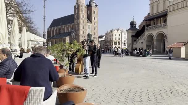 Kwiecień Polska Kraków Rynek Główny Kwietnia 2022 Uliczni Muzycy Grają — Wideo stockowe