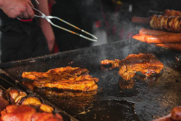 Hot Steam Two Cuts Pork Roasting Outdoors Large Outdoor Frying — ストック写真