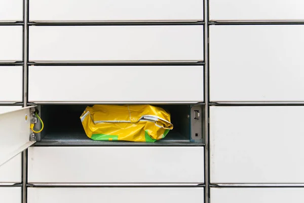 Una Parcela Envases Amarillos Encuentra Una Celda Abierta Oficina Correos —  Fotos de Stock