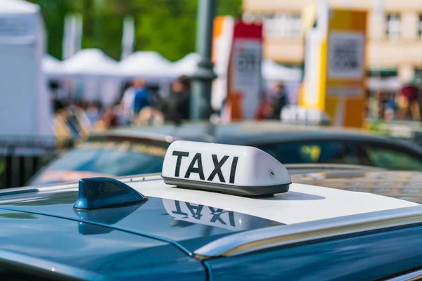 Inscription Taxi Reflected Roof Car Sunny Day Blurred Background Another — 스톡 사진