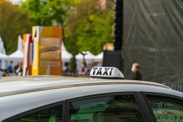 Inscription Taxi White Roof Car Front Blurred Background Man Medical — 스톡 사진