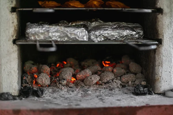 食品は 2つの金属グリルグレート上の石の火鉢で熱した炭で焼かれます 屋外パーティーやピクニックのための香り高い食べ物 — ストック写真