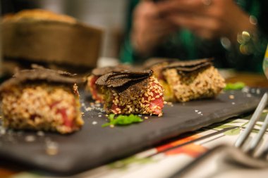 İtalyan mutfağı. Siyah mantarlı Caprese. Akşamleyin siyah bir taş üzerinde.