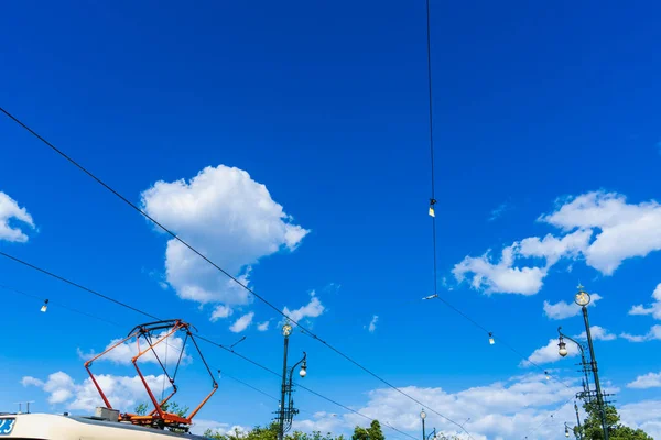 在捷克首都布拉格 蓝天下的电线与白云连成一线 用于运送有轨电车 在欧洲城市则用于运输电力 — 图库照片