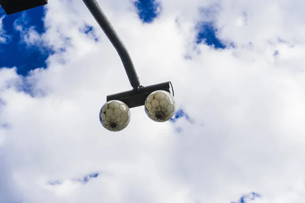 捷克首都布拉格 两个圆形街灯 一个是足球 一个是深色金属杆 另一个是蓝光白云 捷克首都布拉格的灯笼 — 图库照片