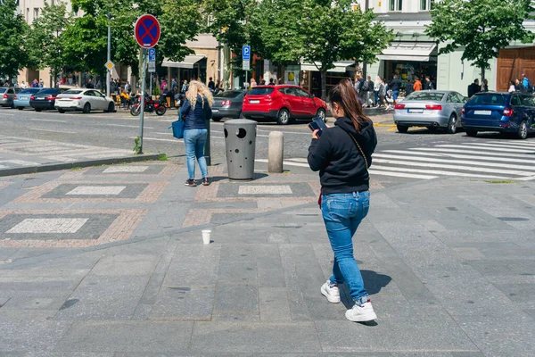 Una Joven Jeans Camina Con Dos Teléfonos Móviles Mano Izquierda — Foto de Stock