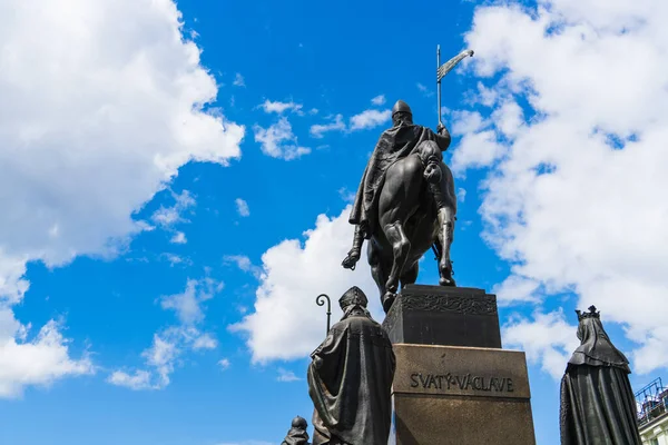 St. Wenceslas anıtının bir parçası mavi gökyüzü ve beyaz bulutların arka planına karşı, Wenceslas Meydanı, Prag. Çek Cumhuriyeti manzaraları, Avrupa seyahatleri