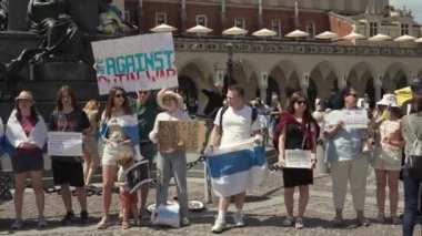 Krakow, Polonya - 12 Haziran 2022: Krakow diasporasından aktivistler, Rusya 'nın Bağımsızlık Bildirgesi' nin ruhunu hatırlamak için Özgür Rusların Dünya Savaşı Karşıtı Eylemine katıldılar.
