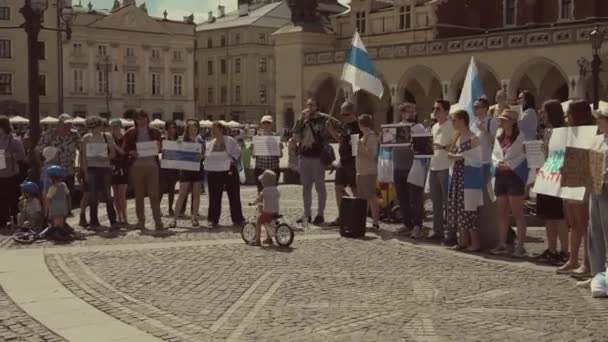 ポーランドのクラクフ 6月12 2022 クラクフのディアスポラからの活動家は ロシアの主権宣言の精神を思い出すために自由ロシアの世界反戦行動に参加する — ストック動画