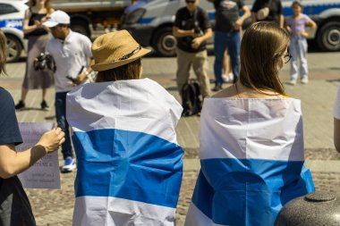 Beyaz-mavi-beyaz bayrak - Rusya 'nın 2022' de Ukrayna 'yı işgaline direnişin sembolü, Rusya' nın Avrupa 'nın güneşli bir gününde protesto yapan kızlara karşı savaş karşıtı bayrak