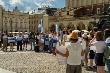 Krakow, Polonya - 12 Haziran 2022: Krakow diasporasından aktivistler, Rusya 'nın Bağımsızlık Bildirgesi' nin ruhunu hatırlamak için Özgür Rusların Dünya Savaşı Karşıtı Eylemine katıldılar.