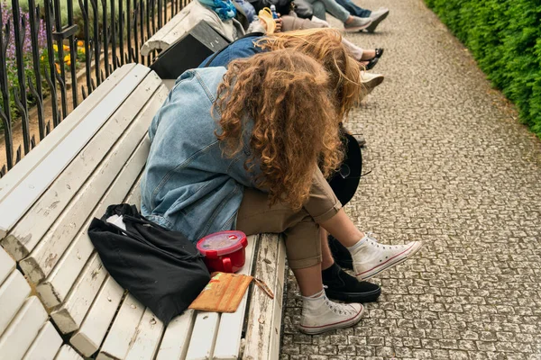 Freundin Tröstet Freundin Auf Einer Weißen Holzbank Stadtpark Probleme Der Stockfoto