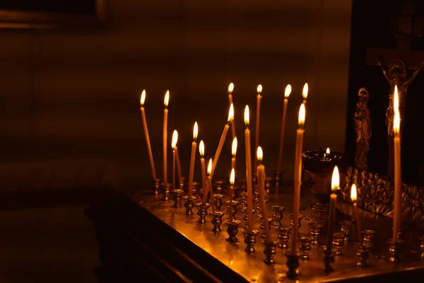 Velas Memoriais Para Mortos Queimam Altar Escuridão Templo Lado Crucificação — Fotografia de Stock