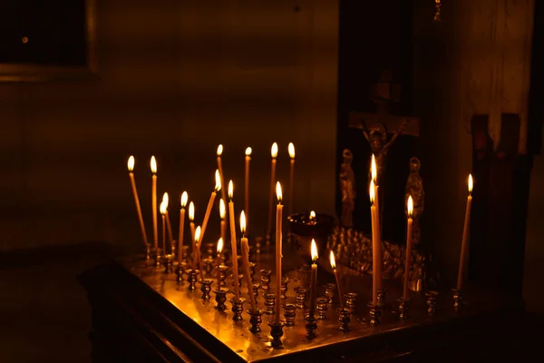 Velas Memoriais Para Mortos Queimam Altar Escuridão Templo Lado Crucificação — Fotografia de Stock