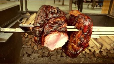 İki büyük parça domuz, Prag 'da bir caddede yanan bir ağacın alevleri üzerinde yavaşça dönen metal bir tükürükte kızartılıyor. Geleneksel Çek mutfağı