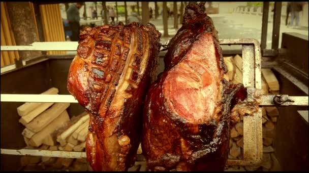 Zwei Große Stücke Schweinefleisch Werden Auf Einem Metallspieß Gebraten Der — Stockvideo