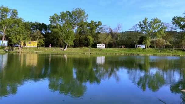 Anhänger Von Mobilheimen Ufer Eines Campingteiches Der Morgensonne Die Sich — Stockvideo