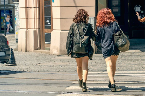 Két Fiatal Lány Kéz Kézben Sétálnak Zebrán Átkelnek Úton Egy — Stock Fotó
