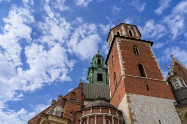 Krakow 'daki Wawel Kraliyet Kalesi kompleksinin yakın çekimi güneşli bir yaz gününde, aşağıdan izleniyor. Wawel Şatosu, Polonya 'nın ana tarihi simgesidir. Bir turist rotası.