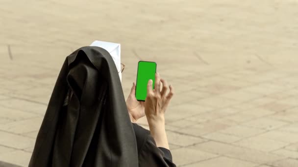 Une Religieuse Âgée Tient Téléphone Portable Avec Écran Vert Vertical — Video