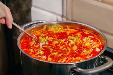 Borsch, büyük metal bir tencerede pişirilen geleneksel bir Ukrayna çorbası. Pancar, lahana, havuç, patates, biber, soğan, domates et veya vegan çorbasında kaynatılır. Ukrayna yemekleri
