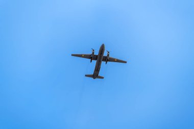 KYIV, UKRAINE - Şubat 2022 Ukrayna ulusal savunma uçağı Kyiv üzerinde mavi gökyüzünde uçuyor. Ukrayna Hava Kuvvetleri. Ukrayna 'nın gökyüzünü istiladan korumak