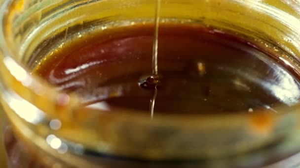 Flow Flower Honey Flows Glass Jar Natural Honey Reflections Surface — Stock video