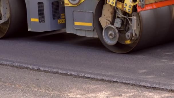 Replacing Old Asphalt Repairing Road Surface Asphalt Paver Lays Bitumen — Wideo stockowe