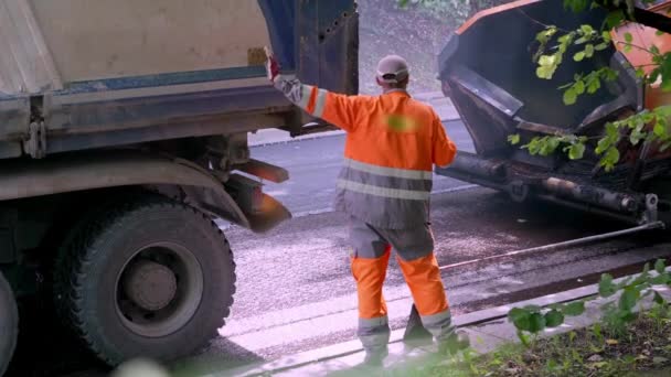 Replacing Old Asphalt Repairing Road Surface Asphalt Paver Lays Bitumen — Vídeo de Stock