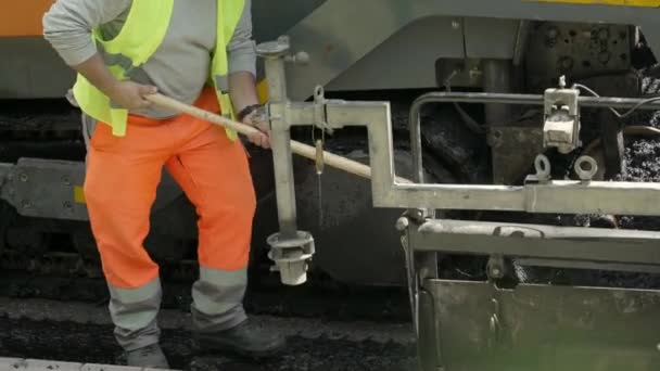 Replacing Old Asphalt Repairing Road Surface Asphalt Paver Lays Bitumen — ストック動画
