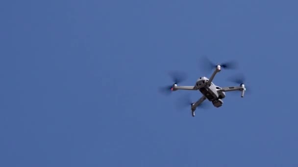 Drone Soars Blue Cloudless Sky Light Drone Camera Smooth Camera — Vídeos de Stock