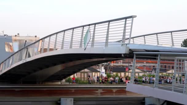 Rise Pedestrian Bridge River Center City Gdansk Passage Ships Poland — Vídeo de Stock
