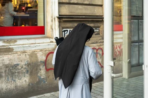 Catholic Nun Monastic Clothes Public Transport Stop Wall Old Building — Stock Photo, Image