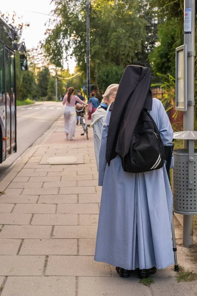 Catholic Nun Monastic Garb Bus Stop Talking Elderly Woman Krakow — Stockfoto