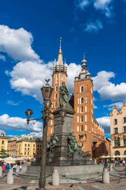 Krakow 'un tarihi merkezi. Vintage lamba direği, Adam Mickiewicz anıtı, St. Mary Kilisesi ve güneşli bir günde pazar meydanı. Polonya 'nın turistik yerleri. Dikey Yönlendirme
